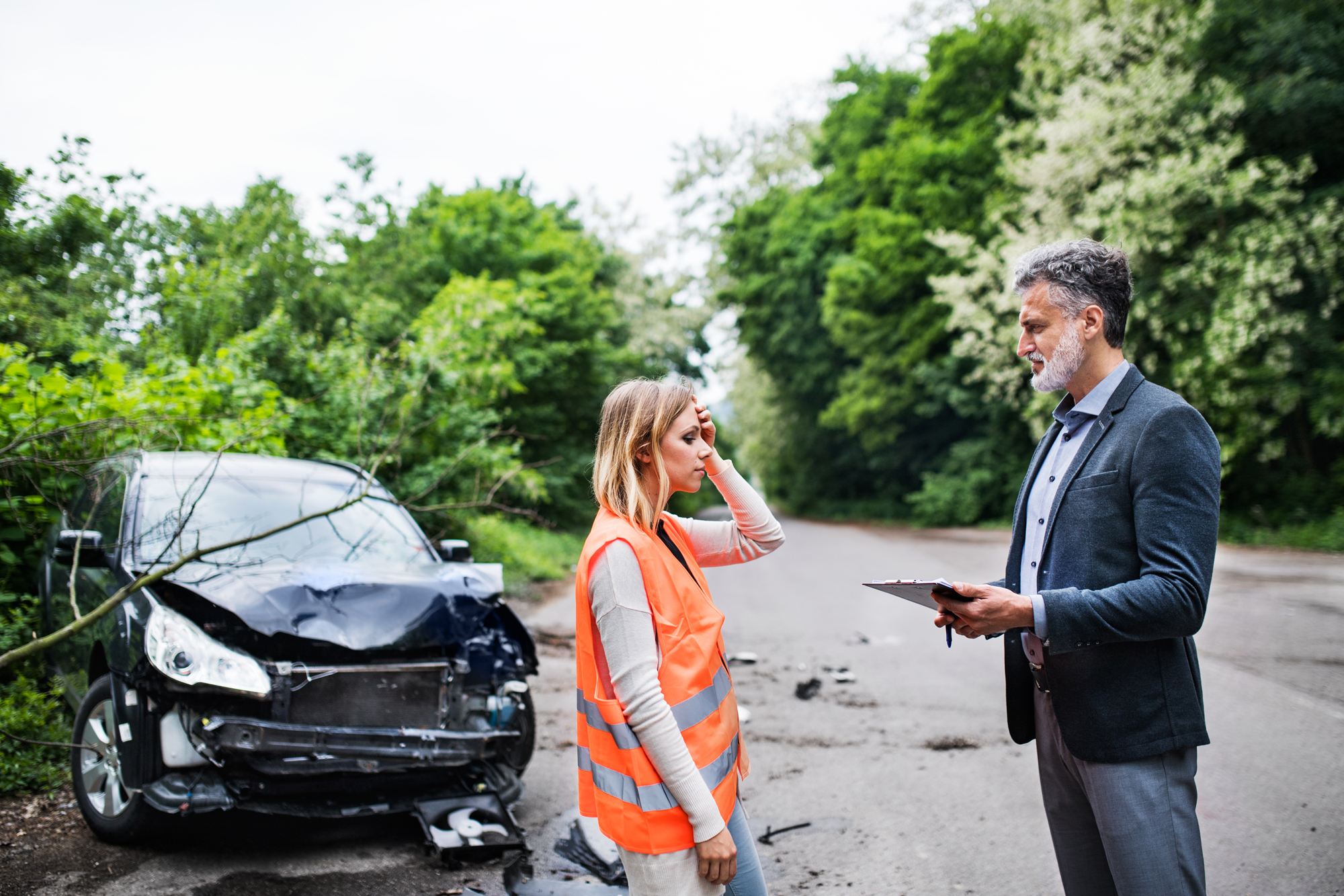 an-insurance-agent-talking-to-a-woman-dr